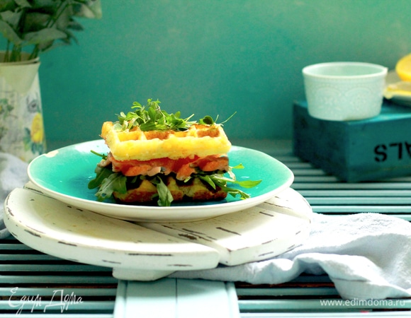 Дать немного остыть, тогда вафли будут не такие мягкие, сыр остынет и придаст некоторую жесткость.