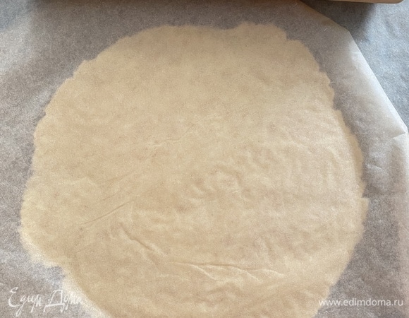 Рецепт рассчитан на пирог диаметром 19 см. Смешать холодное масло, оба вида муки (просеять), соль и сахар до состояния крошки. Добавить ледяную воду и быстро замесить тесто. Готовое тесто завернуть в пакет, убрать на час в холодильник. Спустя время раскатать тесто между двумя слоями пергамента в круг диаметром 24 см.