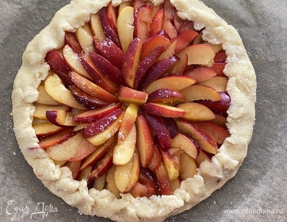 Загнуть края по всему периметру и прижать, формируя пирог. Края также посыпать сахаром.