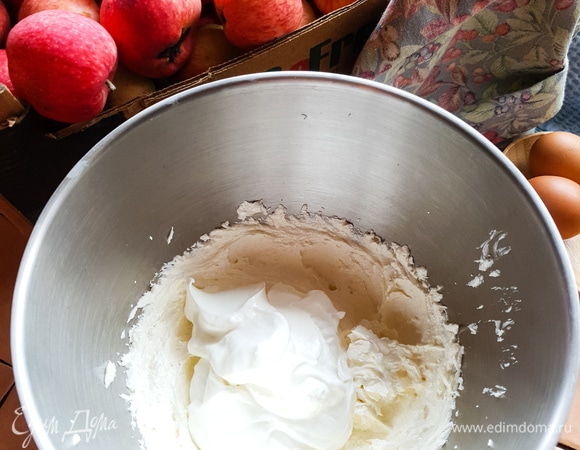 Затем добавить йогурт, кефир или сметану. Перемешать лопаткой.