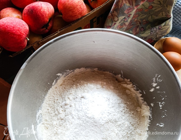 Добавить муку с разрыхлителем, перемешать лопаткой.