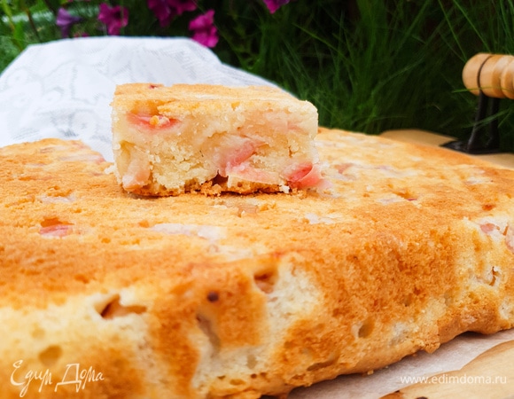 Достаем пирог из духовки, оставляем остыть при комнатной температуре, выкладываем пирог из формы и наслаждаемся.