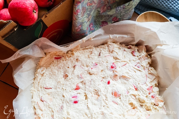 Добавить яблоки в тесто и перемешать. Застелить форму для выпечки пергаментом, выложить тесто и разровнять. Поставить форму с тестом в духовку и выпекать примерно 35 минут до сухой палочки.