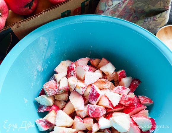 Нарезать яблоки на кубики среднего размера. Посыпать нарезанные яблоки сахаром (1 горсть), перемешать. Посыпать яблоки кукурузным крахмалом и встряхнуть миску таким образом, чтобы все кусочки были в крахмале.