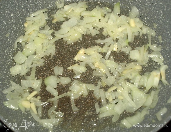Макароны отварить. Лук и чеснок очистить, мелко нарезать. Обжарить до мягкости и прозрачности лука на смеси растительного и сливочного масел.