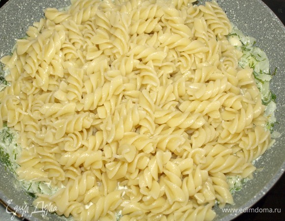 Добавляем макароны, соль и перец по вкусу. Перемешать. Прогреваем 1–2 минуты. Раскладываем по тарелкам.