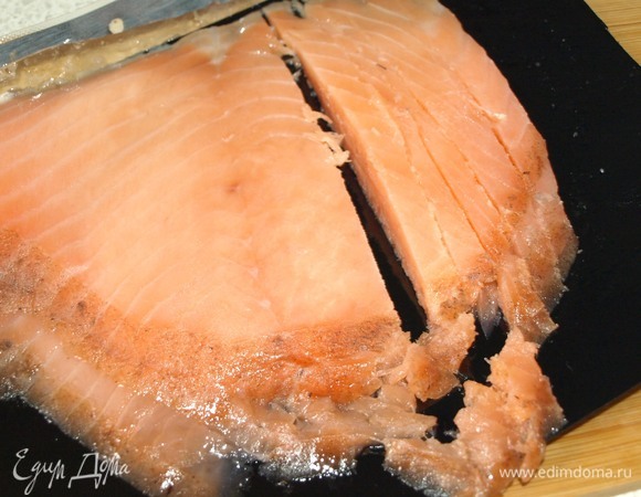 Семгу режем на полоски.