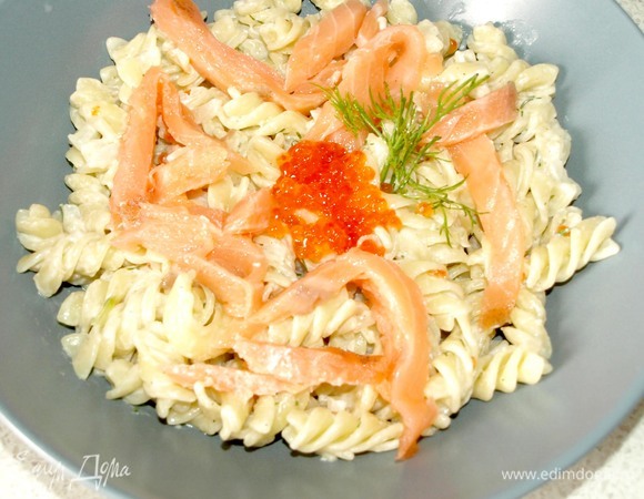 Добавляем к макаронам копченую семгу. Опционально добавляем красную икру.