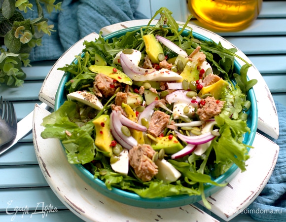 Сбрызните салат оливковым маслом, приправьте солью и свежемолотым перцем. По желанию можно посыпать рубленым чесноком, семечками тыквы, рубленой зеленью.