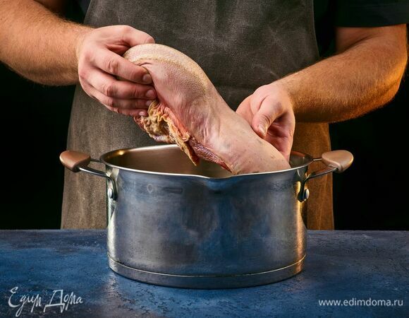 Отварите говяжий язык.