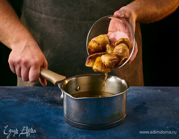 Белые грибы переберите, выложите в кастрюлю и варите 10 минут.