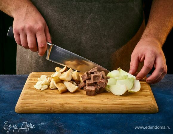 Сваренный говяжий язык, грибы и лук крупно нарежьте.