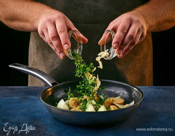 Обжарьте грибы и лук на сливочном масле, добавьте рубленую петрушку и чеснок.