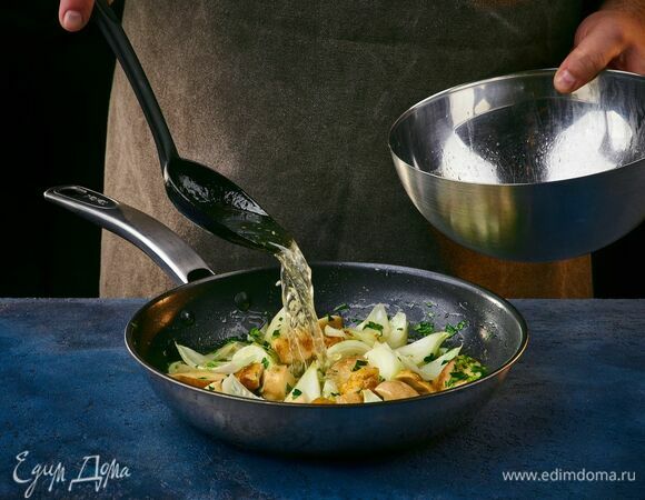 Добавьте немного бульона от грибов, накройте крышкой, томите на слабом огне 15 минут.