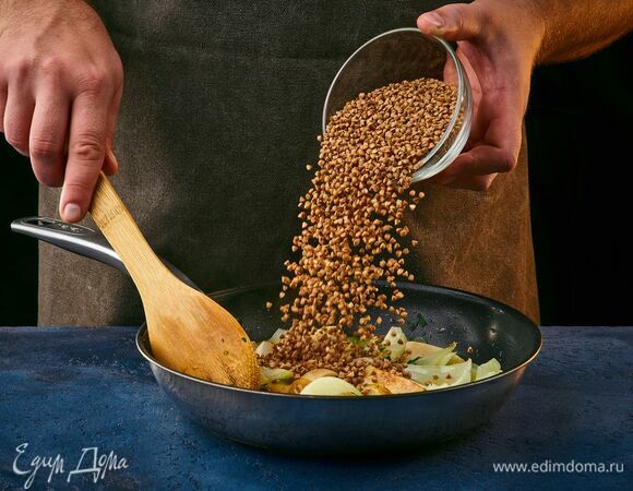 К грибам и луку всыпьте гречку. Варите до готовности крупы, подливая бульон.