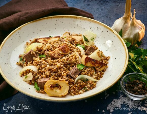 Добавьте нарезанный говяжий язык, подавайте на стол.