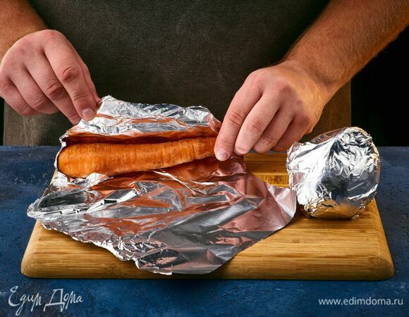 Морковь и свеклу оберните фольгой. Запекайте в духовке при 200°C до готовности.