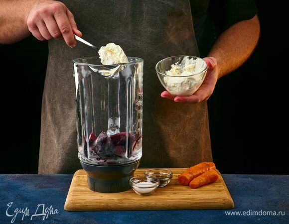 Печеные овощи очистите. Сначала пробейте блендером свеклу с половиной творожного сыра, посолите и поперчите. Затем отдельно пробейте морковь со второй половиной творожного сыра, посолите, поперчите.