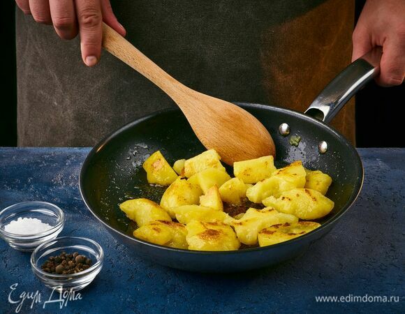 Отварной картофель разрежьте на кусочки. Обжарьте в сковороде на растительном масле, посолите, поперчите.