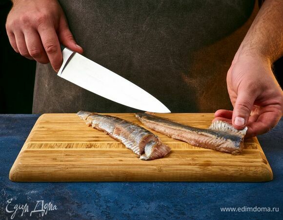 Разделайте сельдь. Нарежьте филе небольшими кусочками.