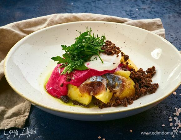 На тарелку выложите картофель, затем — кусочки сельди, яйцо пашот. Сверху — крем из моркови и из свеклы. Украсьте хлебной крошкой, рубленым укропом и творожным сыром.