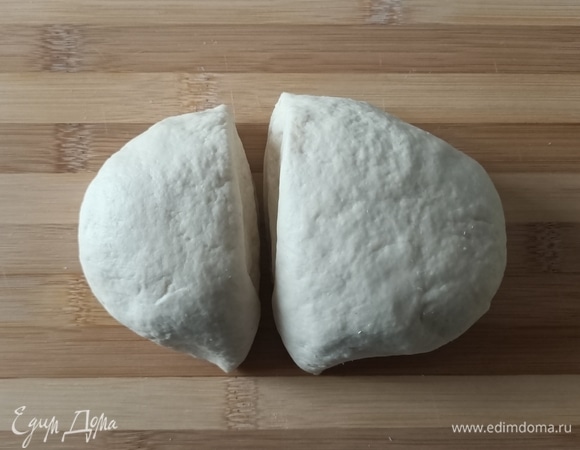 Смешать муку, соль, сахар и разрыхлитель. Добавить молоко и воду. Замесить тесто. Разделить тесто на две неравные части.