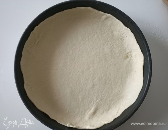 Рабочую поверхность посыпать мукой и раскатать большую часть теста. Сковороду (у меня диаметром 28 см) смазать оливковым маслом и выложить тесто, так чтобы получился небольшой бортик по краям.