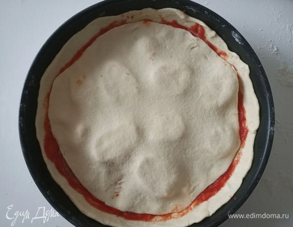 Рабочую поверхность посыпать мукой, раскатать вторую часть теста и накрыть им начинку.