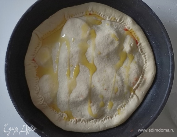 Опустить края и закрепить их с помощью вилки. Сверху полить оливковым маслом.