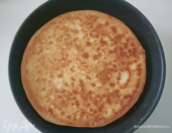 Фокаччу накрыть крышкой и готовить на среднем огне по 7–8 минут с каждой стороны до золотистого цвета. Приятного аппетита!