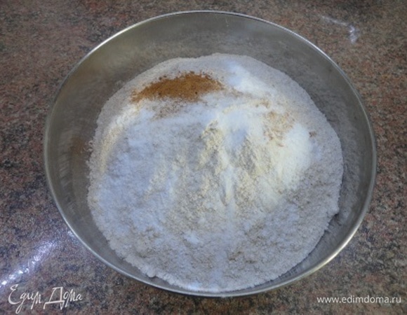 Готовить лучше начать с теста. Ведь ему надо вылежаться в холоде ночь. Смешайте сухие ингредиенты.