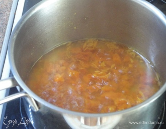 Для пасты курагу нарежьте кусочками и выложите в сотейник. Добавьте воду, сахар, цедру и алкоголь (или его можно заменить апельсиновым соком). Доведите до кипения, убавьте нагрев и варите, пока жидкость практически вся выпарится. Остывшую массу измельчите блендером и тоже поставьте в холодильник.