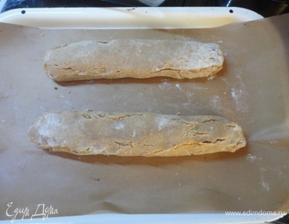 Защипните и выложите на застеленный противень швом вниз. Тесто хрупкое. Честно говоря, я на этом этапе пожалела, что взялась за этот рецепт. Трещенки практически полностью загладить не удалось и я думала, что начинка вытечет и получится полная ерунда. В расстроенных чувствах я забыла, что готовые рулетики надо выдержать 1 час в холодильнике.