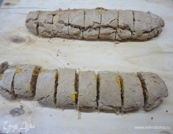 Горячие рулетики сразу разрезаем самым острым ножом и даем полностью остыть.