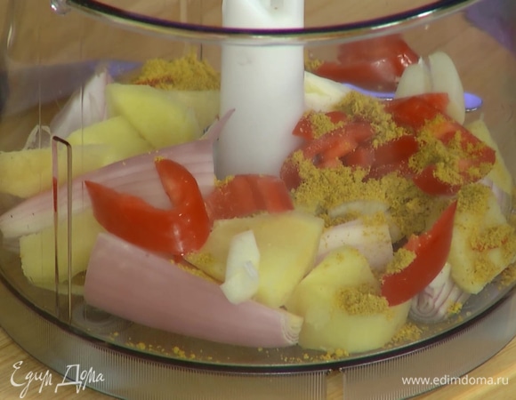 Приготовить пряную смесь: шалот, корень имбиря и чеснок почистить и нарезать кусочками, перец чили, удалив семена, разрезать на части, поместить все в чашу блендера, добавить карри и измельчить.