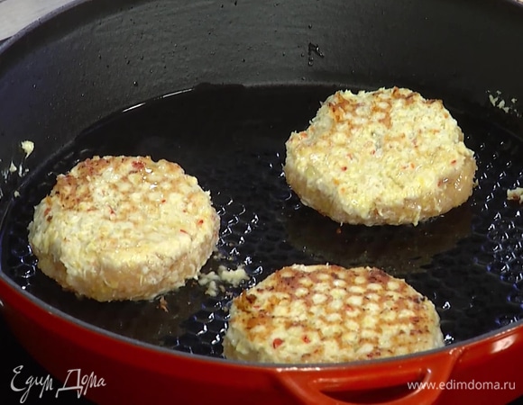 Разогреть в сковороде оливковое масло и обжаривать котлеты 4 минуты с одной стороны, затем перевернуть, при необходимости добавить еще немного масла, влить 1–2 ст. ложки воды, накрыть крышкой и довести до готовности.