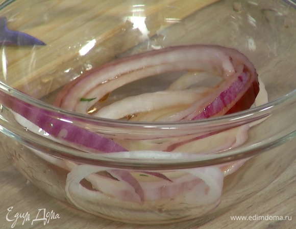 Красный лук почистить, нарезать тонкими кольцами, залить уксусом и дать постоять.