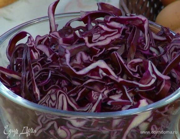 Красную капусту тонко нарезать.