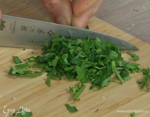 Листья петрушки мелко порубить.