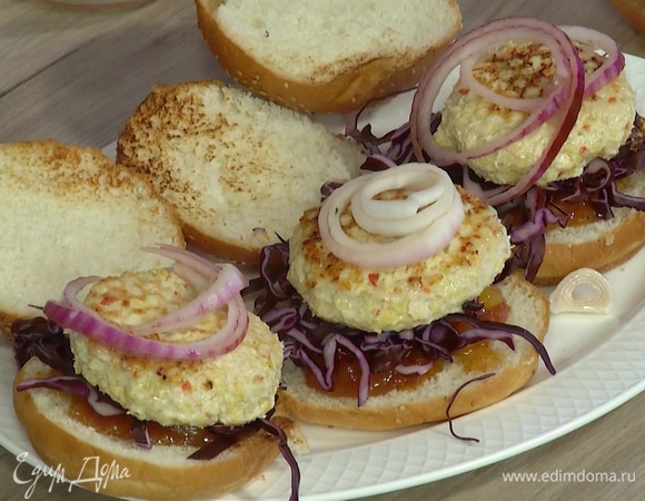 На большую тарелку выложить нижние части булочек, смазать чатни, разложить на них капусту, котлеты, кольца лука и петрушку, накрыть верхними половинками булочек.