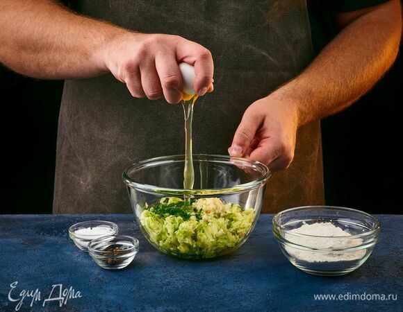 Добавьте куриное яйцо, соль, перец, муку, все хорошо перемешайте.<br />
В этом шаге муки может понадобиться немного больше, чтобы масса получилась достаточно густой.