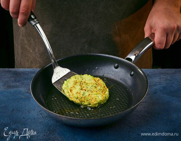 Хорошо разогрейте сковороду с растительным маслом. Выложите тесто ложкой. Обжаривайте оладьи сначала с одной стороны, чтобы появилась золотистая корочка. Далее переверните и обжарьте с другой стороны.
