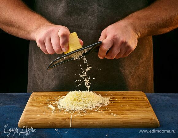 Натрите сыр.
