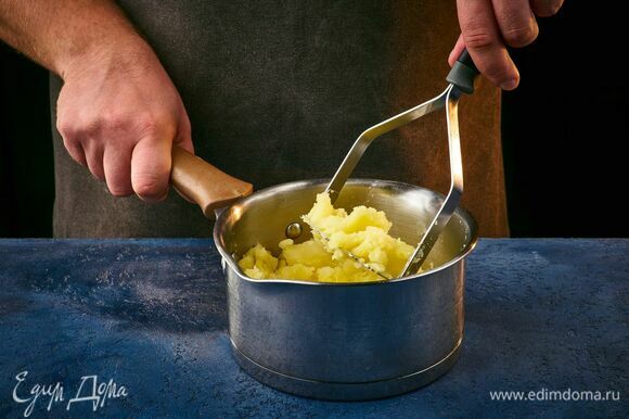 Картофель отварите и превратите в пюре. 1 яйцо сварите вкрутую.