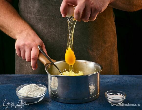 В охлажденное картофельное пюре всыпьте пшеничную муку, щепотку соли, перемешайте. Добавьте сырое яйцо, перемешайте.