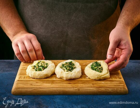 Сформируйте из картофельного теста небольшие лепешки. На середину выложите начинку. Соедините края.