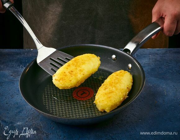 Пожарьте зразы с обеих сторон в масле до золотистой хрустящей корочки.
