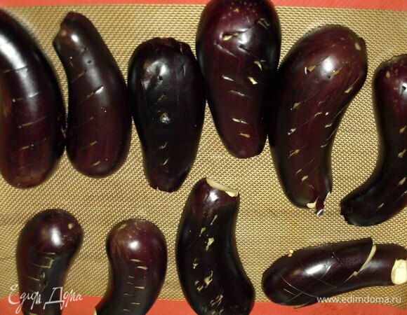 Вес баклажанов указан до запекания. Баклажаны хорошо промыть, обсушить. Разрезать на две части, наколоть и выпекать 30 минут в духовке, разогретой до 200ºС, но стоит учитывать размер баклажанов.