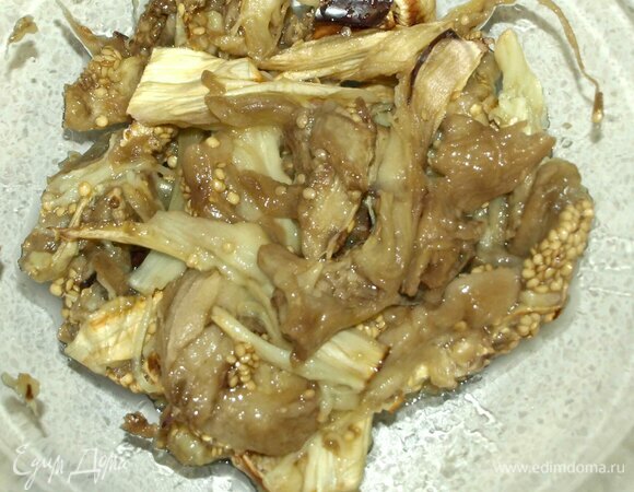 Готовые баклажаны достать из духовки, дать остыть и снять кожуру.