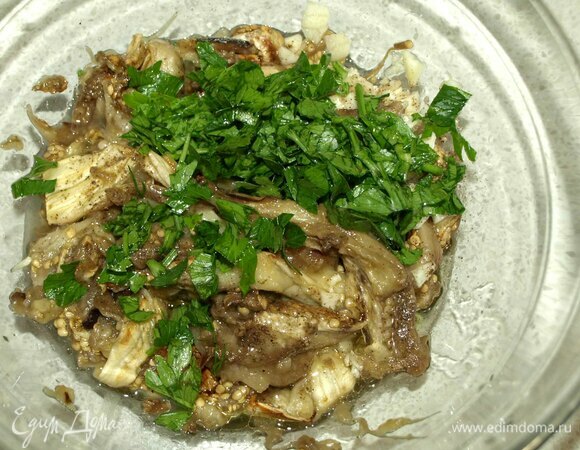 Добавить к мякоти баклажанов выдавленный через пресс чеснок, измельченную петрушку, оливковое масло, лимонный сок, соль и перец.